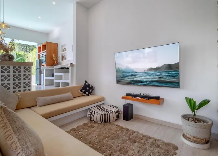 Crusoe Stylish 3br Oasis In Berawa Villa *