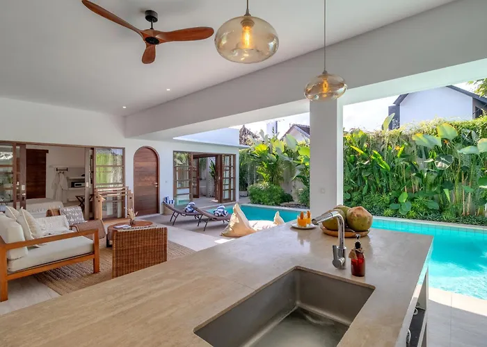 Crusoe Stylish 3br Oasis In Berawa *