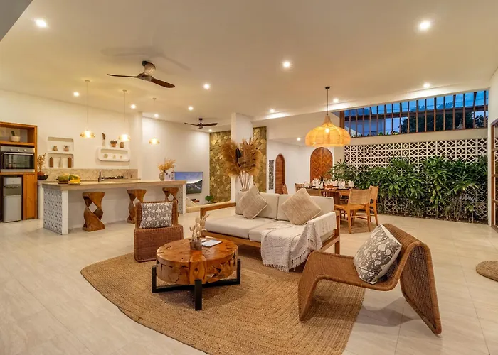 Crusoe Stylish 3br Oasis In Berawa 别墅 坎古