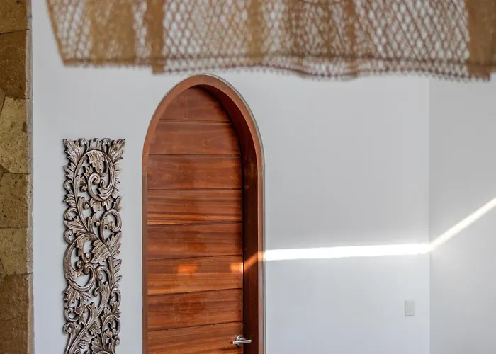 Crusoe Stylish 3br Oasis In Berawa Canggu