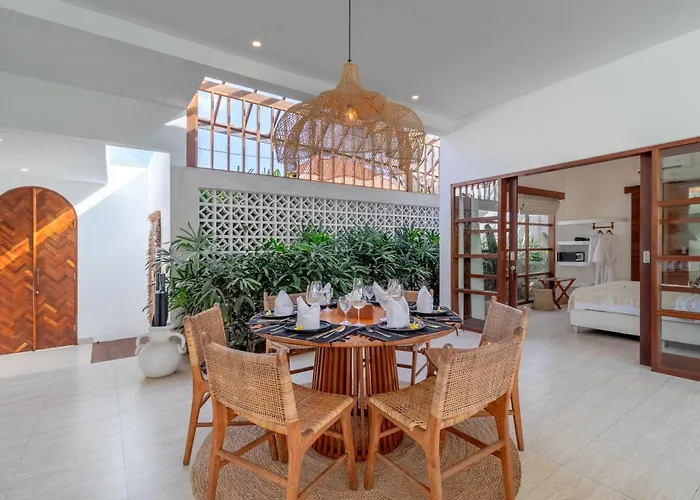 Crusoe Stylish 3br Oasis In Berawa Villa *