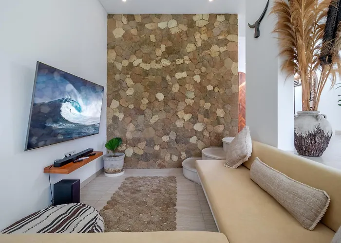 Crusoe Stylish 3br Oasis In Berawa