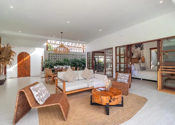 Crusoe Stylish 3br Oasis In Berawa