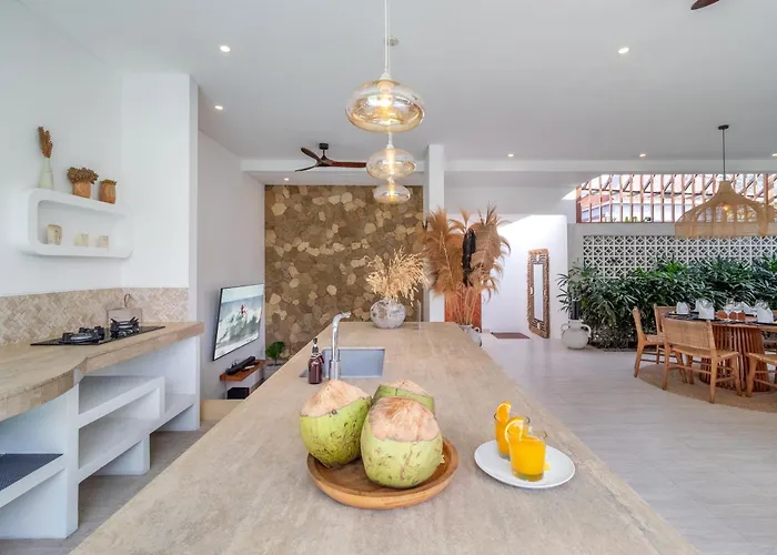 Crusoe Stylish 3br Oasis In Berawa