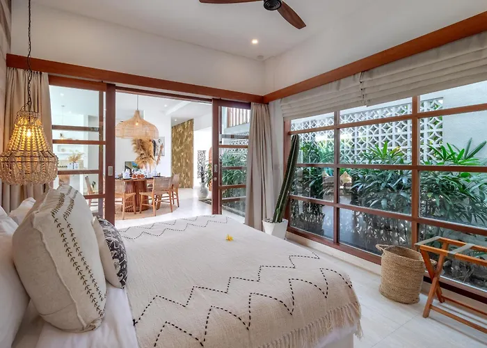 Crusoe Stylish 3br Oasis In Berawa