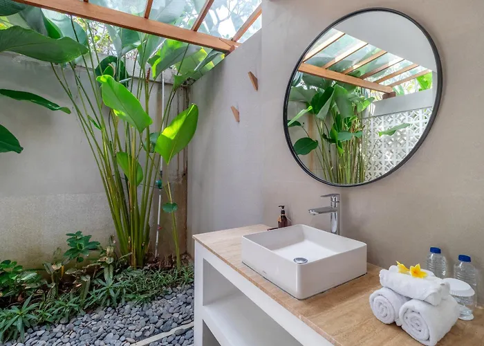 Crusoe Stylish 3br Oasis In Berawa Villa