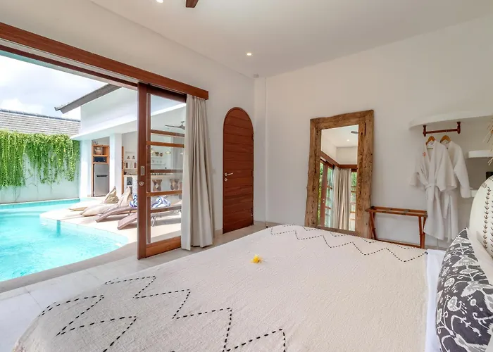 Crusoe Stylish 3br Oasis In Berawa