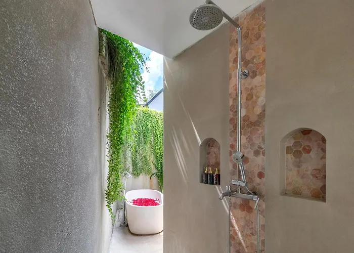 Villa Crusoe Stylish 3br Oasis In Berawa *