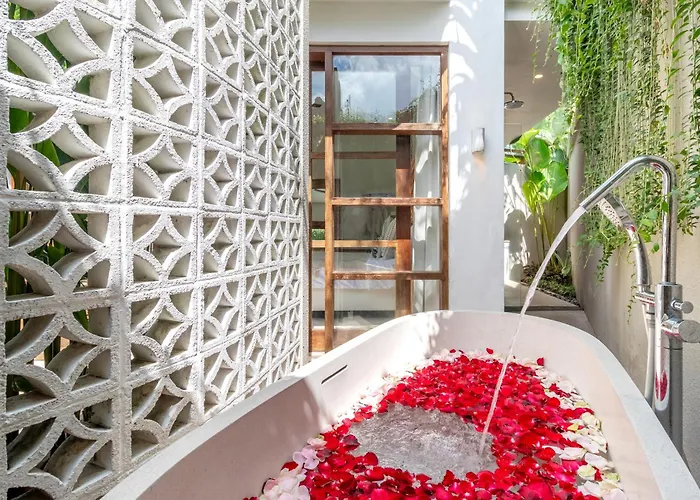 Villa Crusoe Stylish 3br Oasis In Berawa Canggu