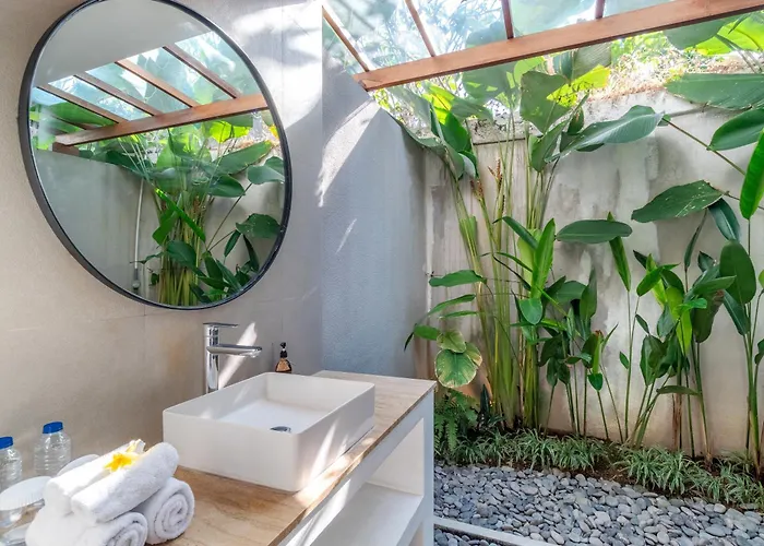 Crusoe Stylish 3br Oasis In Berawa 别墅 坎古